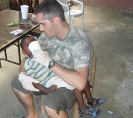 Leonardo Paulino socorrendo criança no Haiti em 2010.