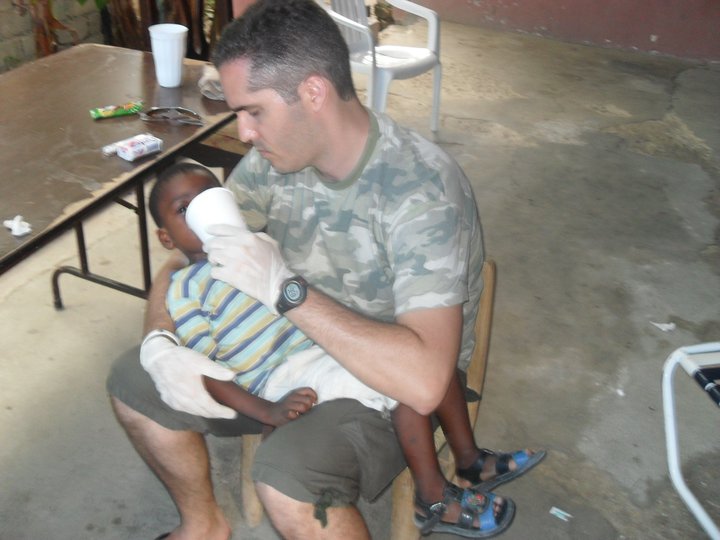 Leonardo Paulino socorrendo criança no Haiti em 2010.