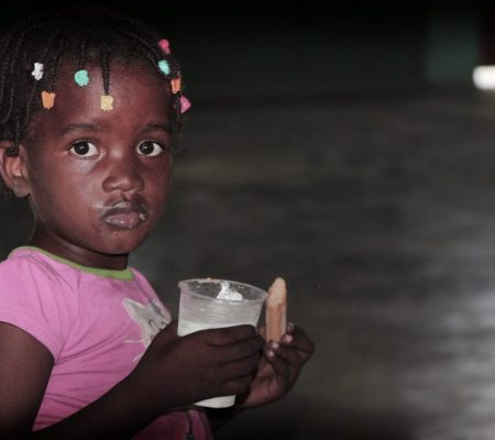 Criança assistida pela Nations Help em Cité Soleil, Haiti.